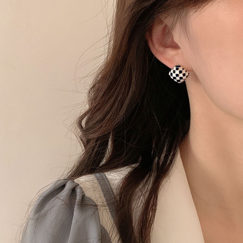 Khuyên Tai Hình Bàn Cờ Vua Và Trái Tim Độc Đáo