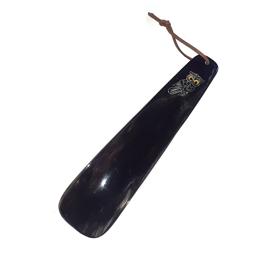 Đón gót giày bằng sừng bò - cây xỏ giày nhỏ gọn, bền chắc, tiện dụng. Quà tặng may mắn, an toàn cho người thân yêu.