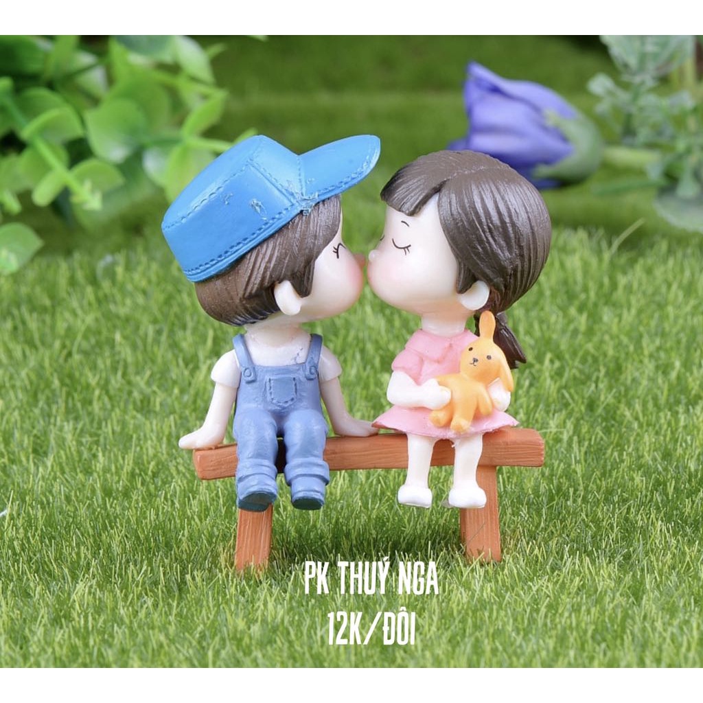 Cặp đôi em bé ngồi ghế (mũ xanh)-Q2612