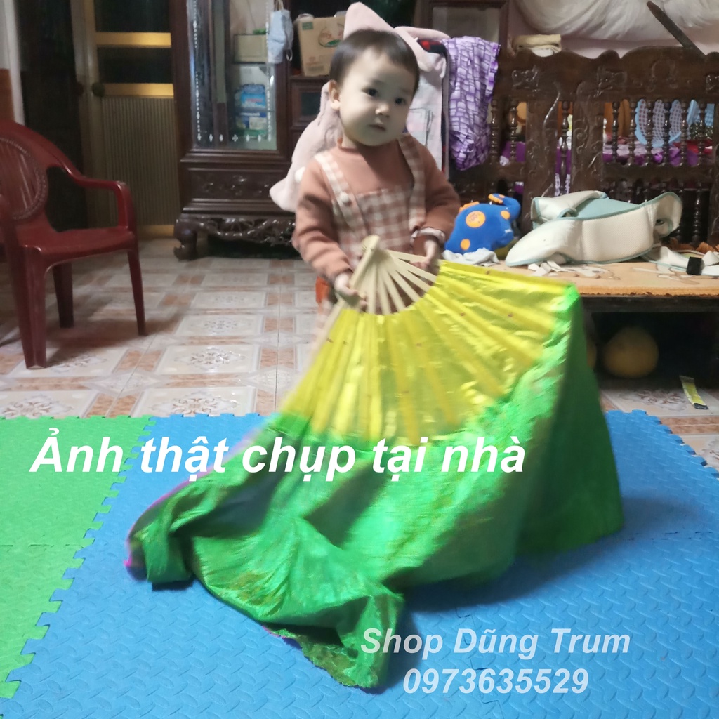 Quạt múa văn nghệ tua rộng 2 mặt 2 màu chất liệu nan tre vải lụa mềm mại