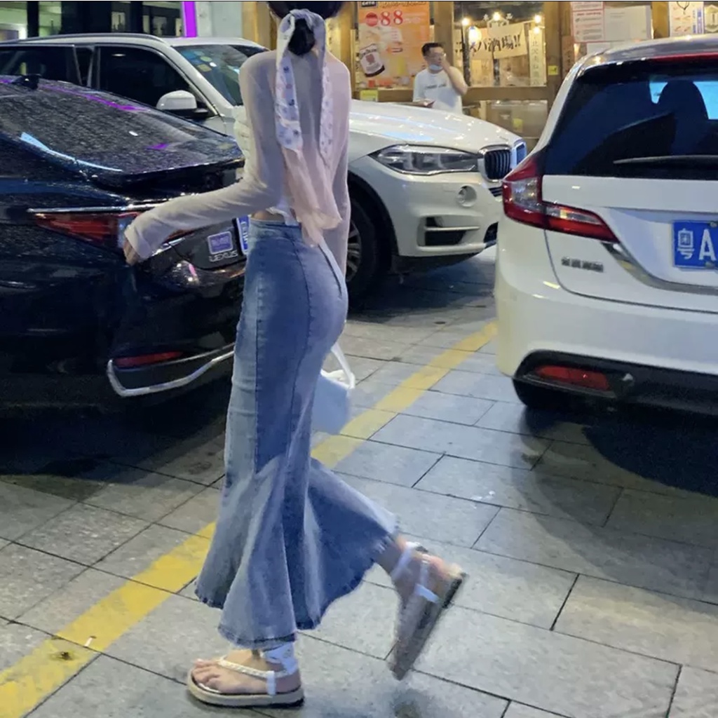 Chân váy denim đuôi cá màu đen lưng cao bó hông thu đông 2021