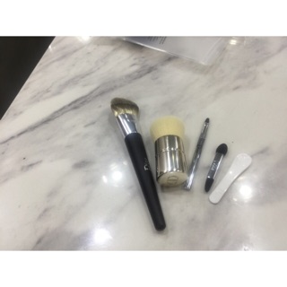 Sét cọ dior miniset đẹp hết nấc, rất tiện để bỏ túi đi khắp nơi.