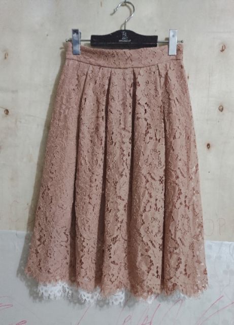 Chân váy xếp ly chất liệu ren hoa | BigBuy360 - bigbuy360.vn