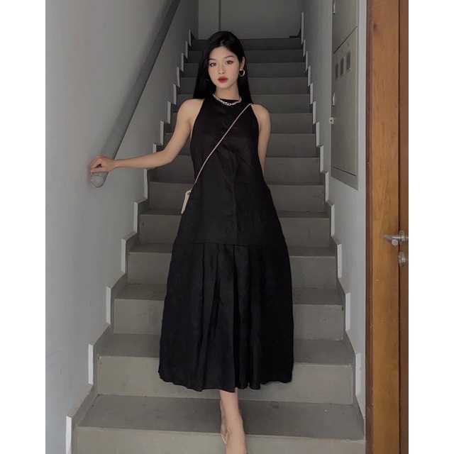 Đầm đen xếp li sát nách