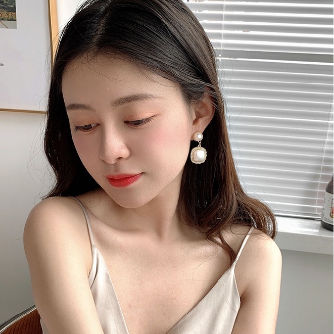 Khuyên tai ngọc trai giả thanh lịch