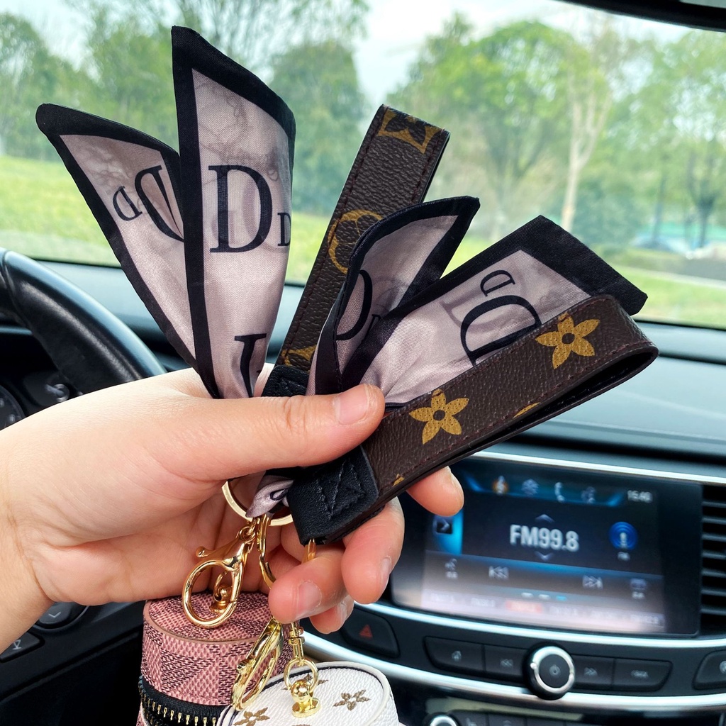 Móc Chìa Khóa Hộp Đựng Son Môi Kèm Khăn Lụa Cao Cấp