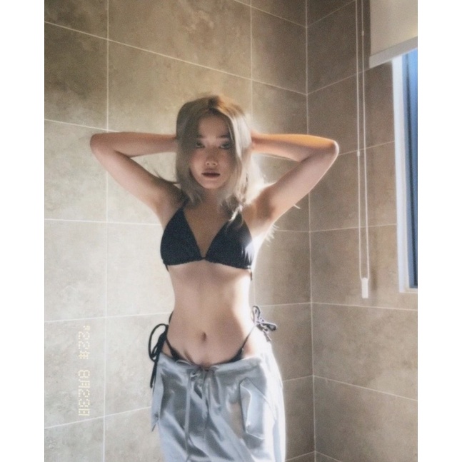 Bô bikini tam giác đen mặc được nhiều kiểu cực quyến rũ