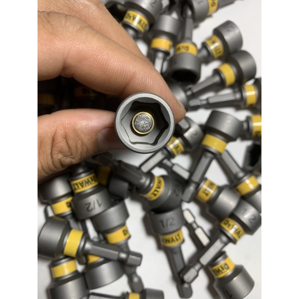 Đầu bắn tôn Dewalt 1/2 (13ly) dài 50mm chính hãng có nam châm