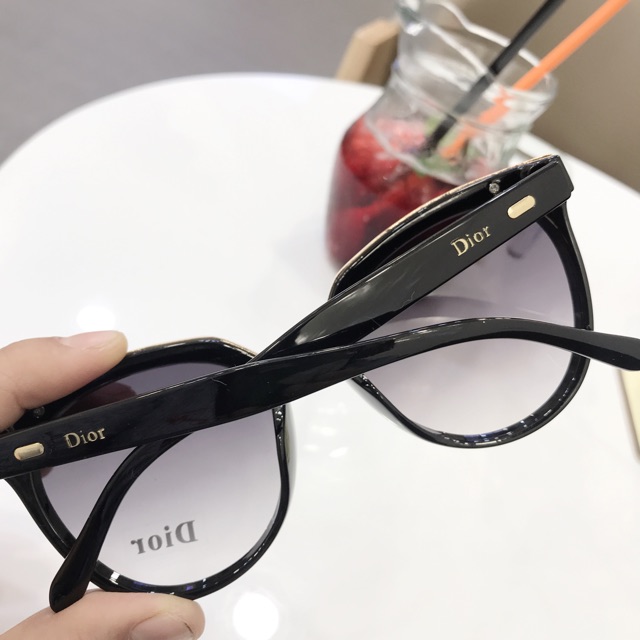 Mắt kính đẳng cấp