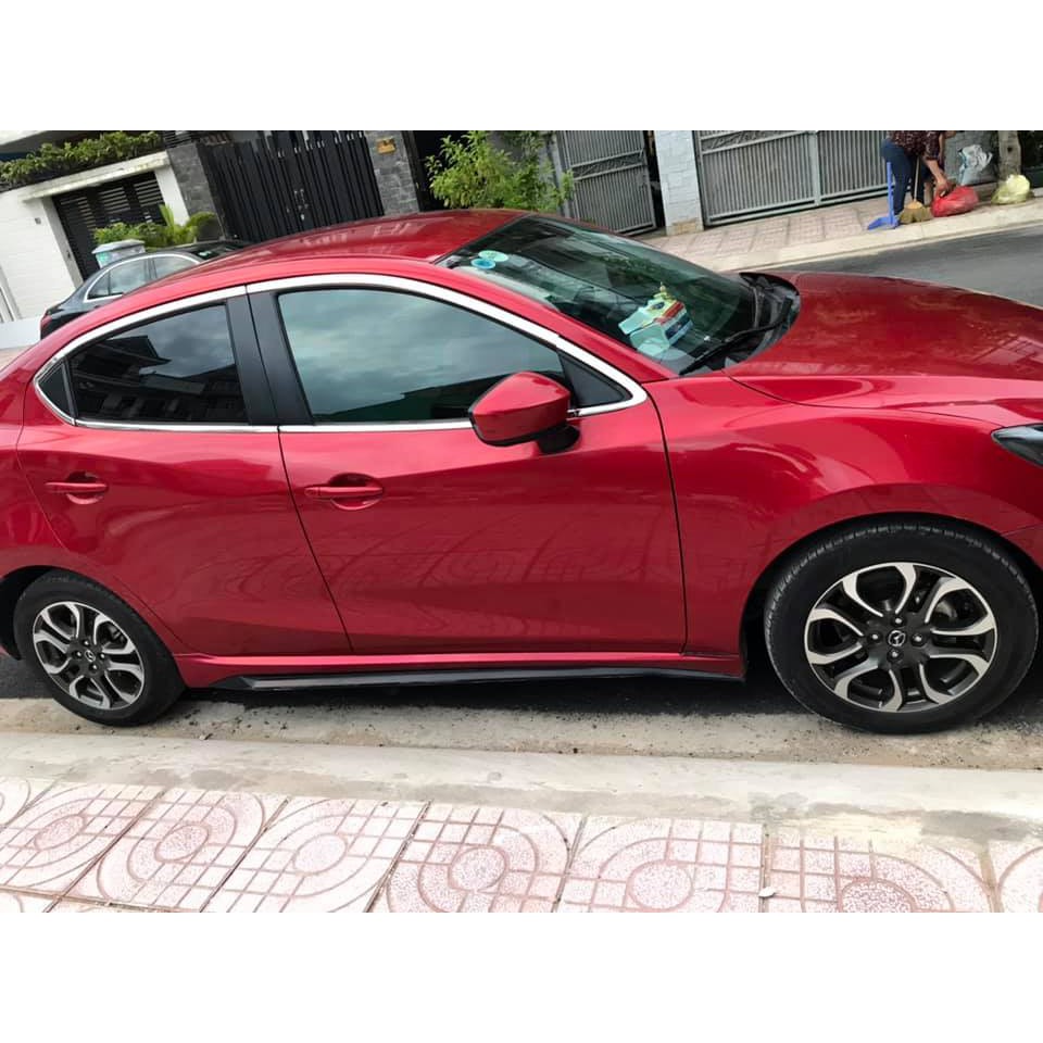 Viền inox quanh kính Mazda 2