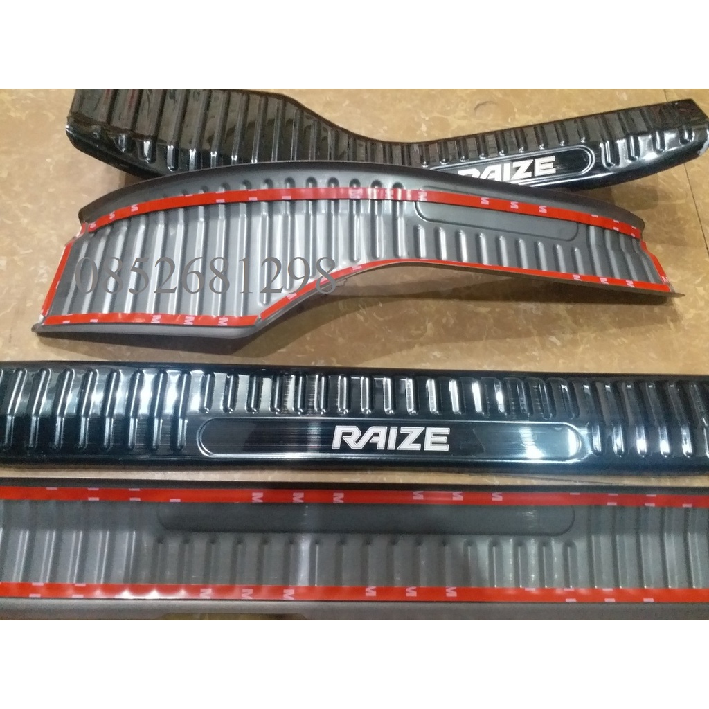 Bộ 4 ốp nẹp bước chân Trong Titan xe Toyota Raize đời 2021