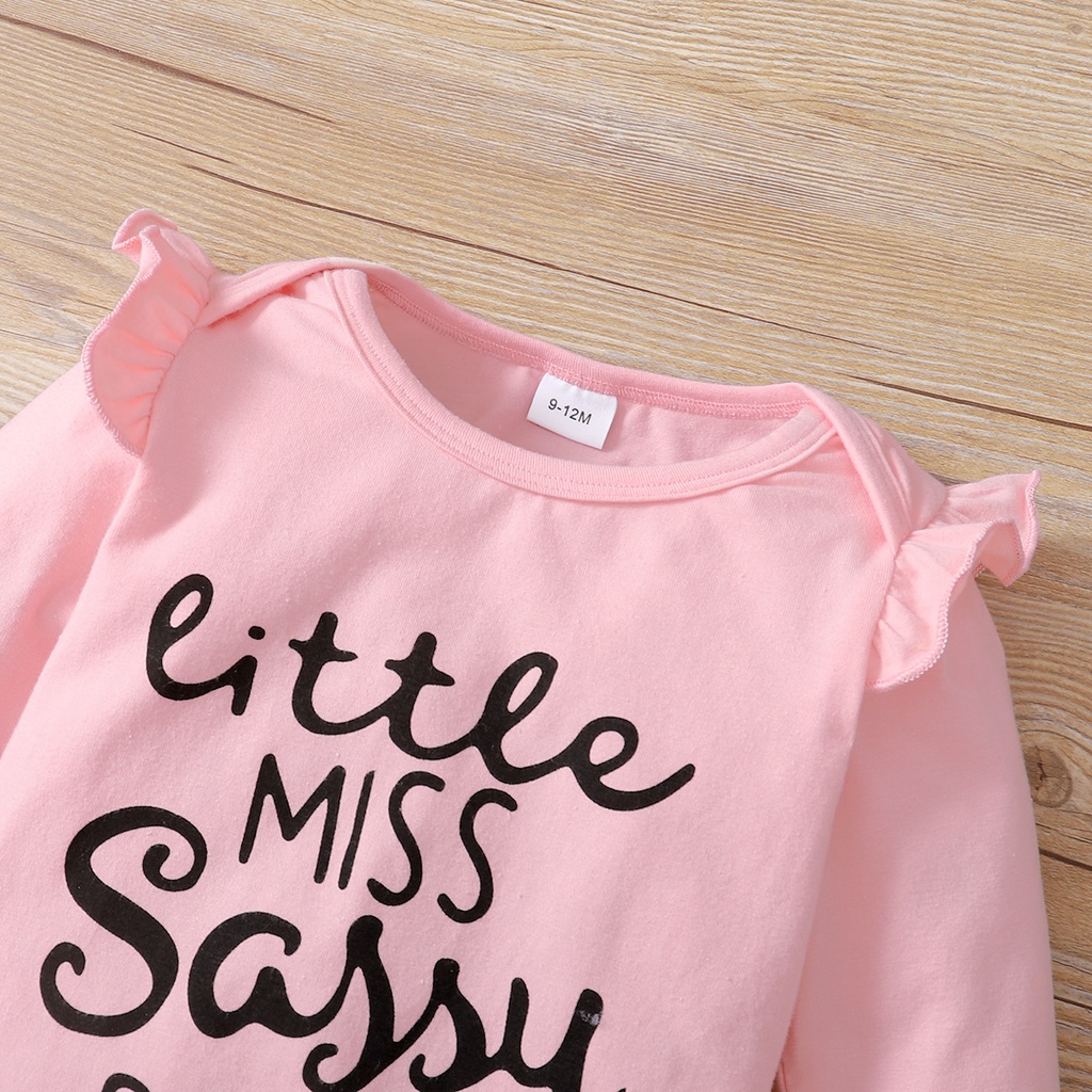 Bộ đồ Mikrdoo áo liền quần màu hồng tay dài hoạ tiết chữ và quần hoa xinh xắn cho bé yêu