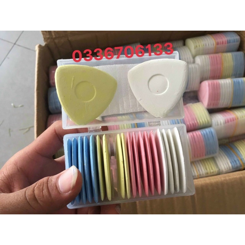 Phấn 4 màu - Hộp nhựa nhẹ - phấn mịn mềm-màu phấn bay khi gặp nước