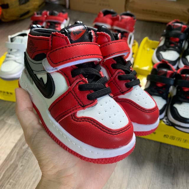 Giày thể thao cho bé