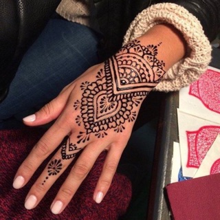 MỰC HENNA SIÊU HOT KÈM KHUÔN NGẪU NHIÊN 2x2CM