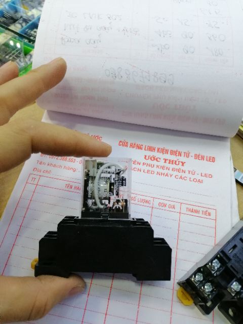 1 bộ rơ le và đế 12v 8 chân to