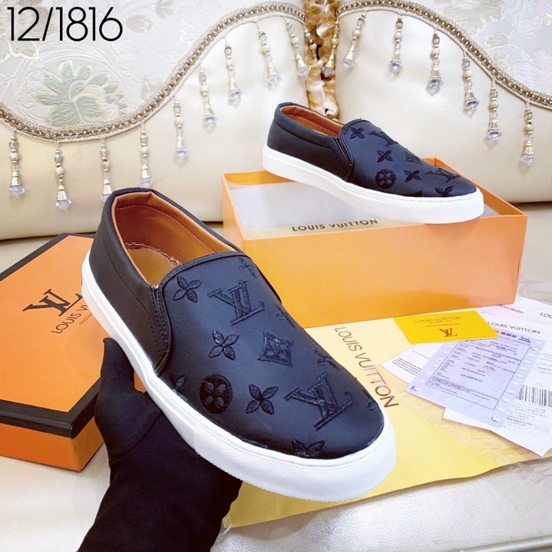 Giầy slipon nam LV có hoạ tiết vân nổi đế trắng mũi tròn, Giầy sục thời trang nam phong cách trẻ trung btshop từ 38-42.