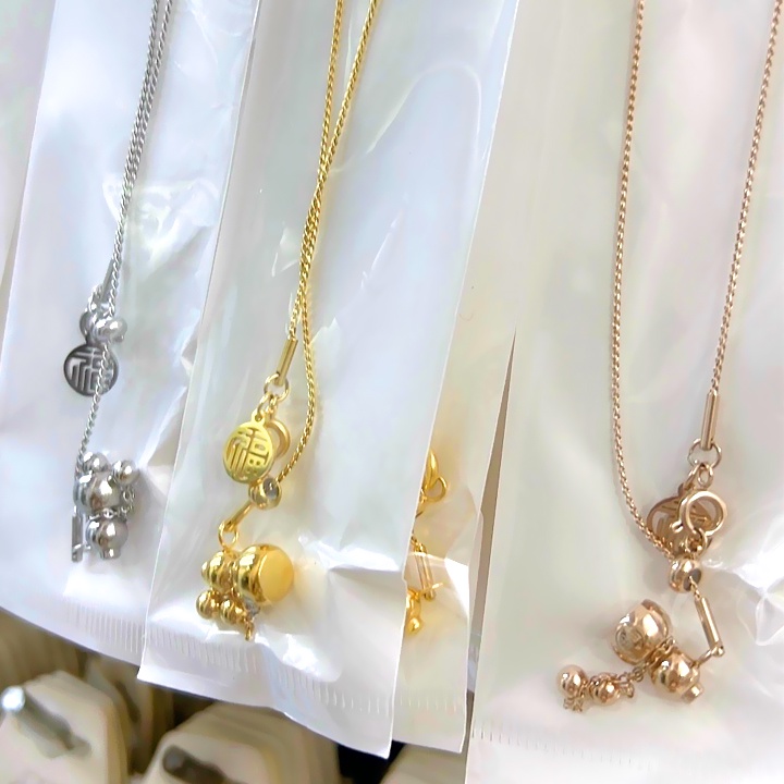 Dây chuyền nữ titan cao cấp rớt hồ lô khóa xịn màu vàng đem lại vẻ đẹp quyến rũ cho quý cô