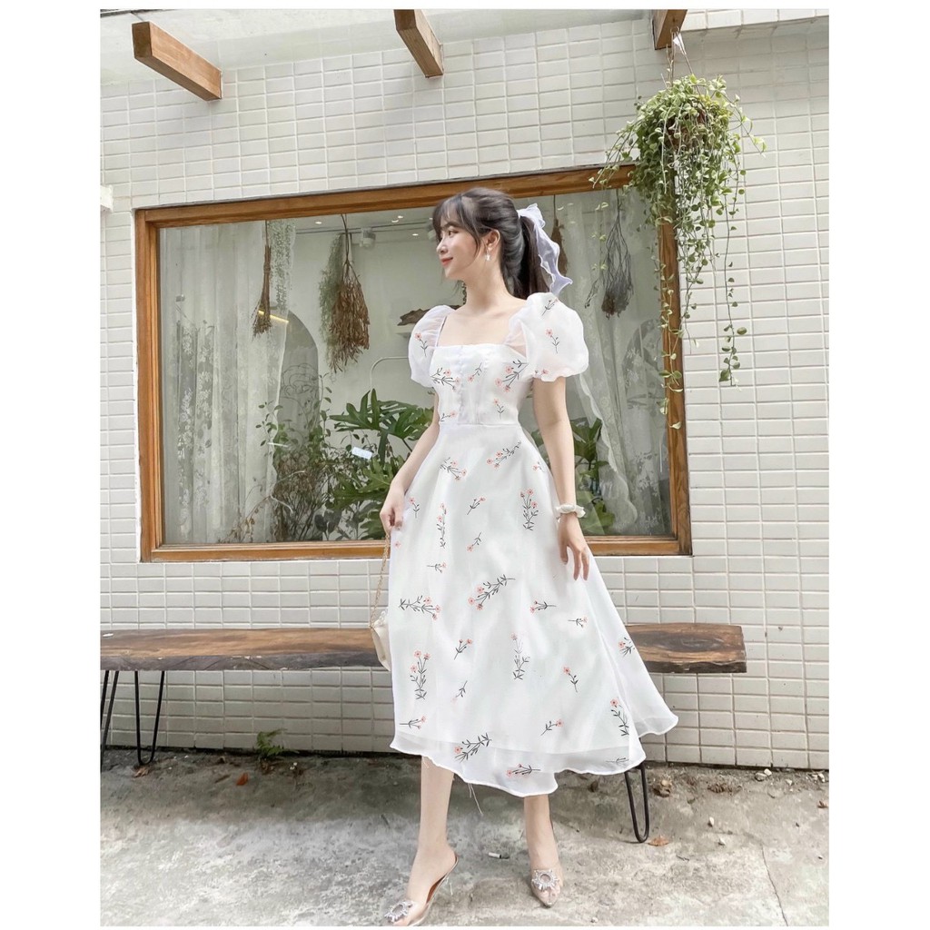 Sáng trà đá, chiều trà chanh Tối qua shop em lựa v á y này nhanhhh💐 Đầm midi tơ hoa Chất đẹp. Size dưới 54kg