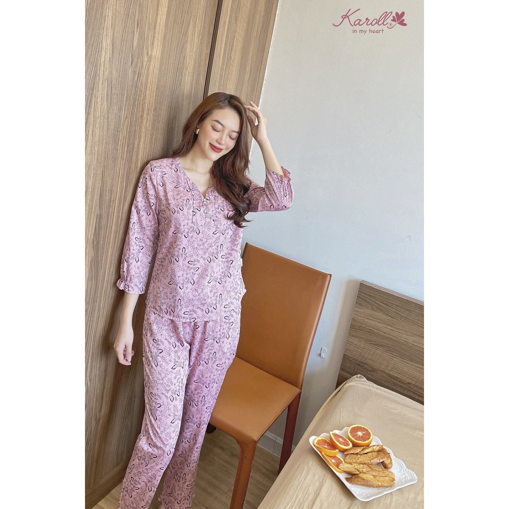 Bộ đồ mặc nhà nữ hãng Karoll. Chất thô cao cấp cổ tròn viền bèo thiết kế xẻ chữ V quần dài tay lửng NH.007