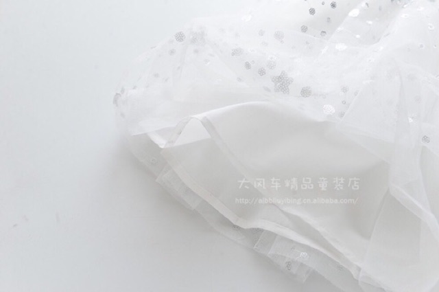Đầm công chúa bé gái màu trắng,họa tiết kim sa