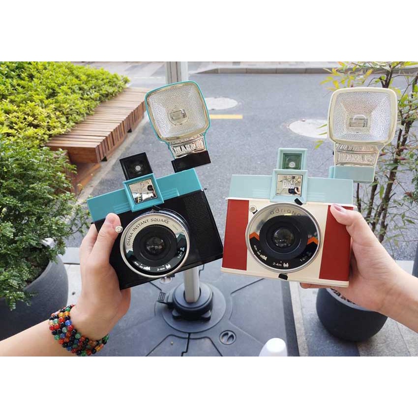 Máy chụp ảnh lấy ngay  Diana Instant Square