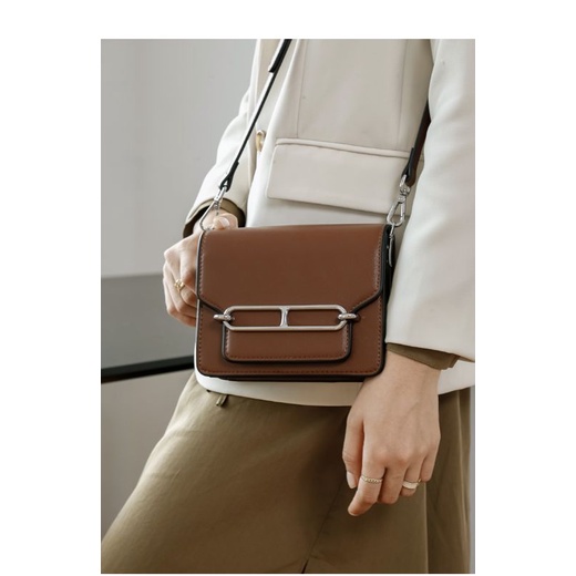 Túi đeo chéo nữ thời trang có 2 màu: Đen và nâu