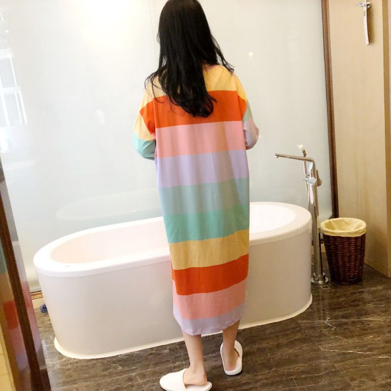 Đầm ngủ dáng rộng hoạ tiết kẻ sọc màu cầu vồng nổi bật