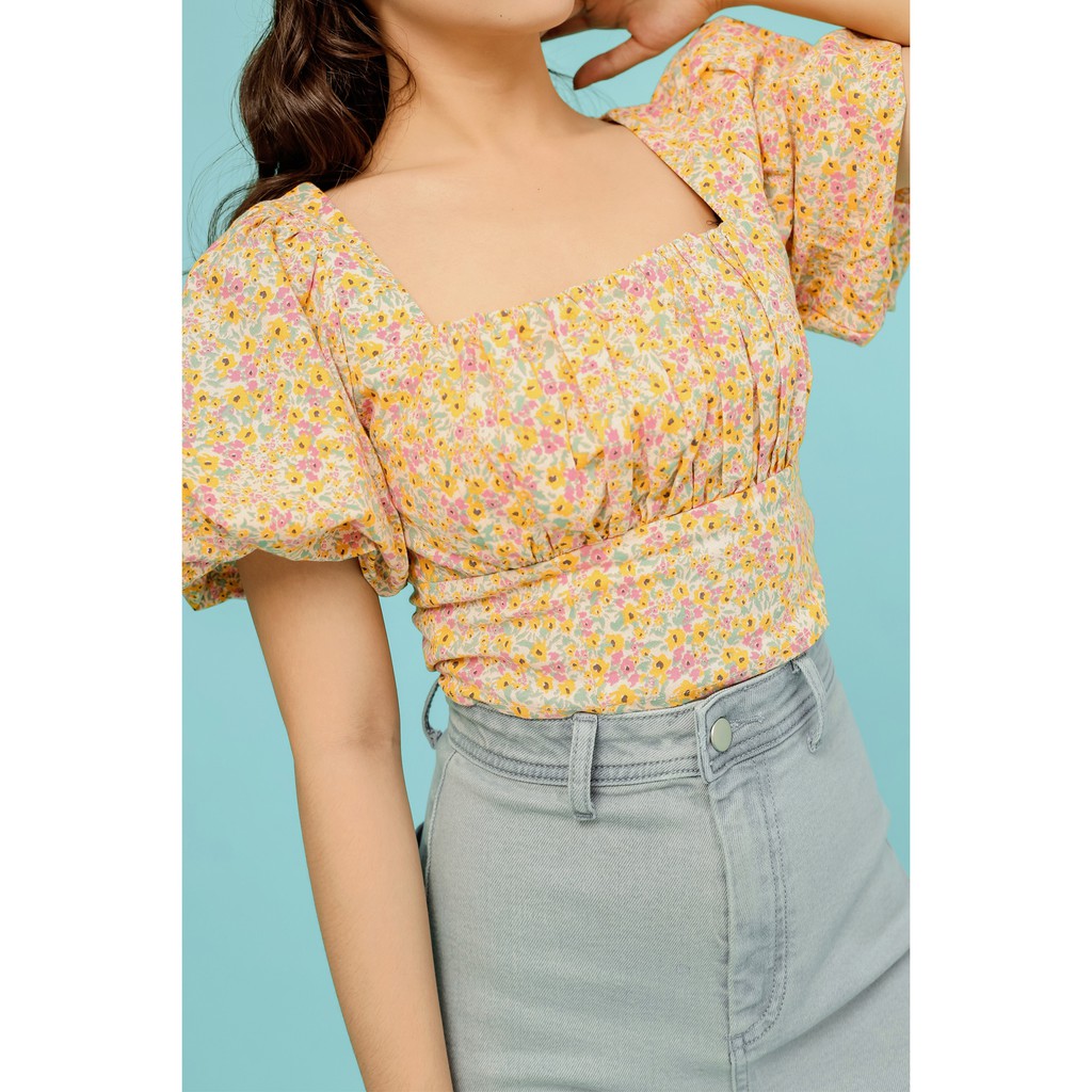 Áo kiểu croptop tay phồng cổ vuông in hoa nhí thời trang GAGO artistic floral print blouse màu vàng GA3441