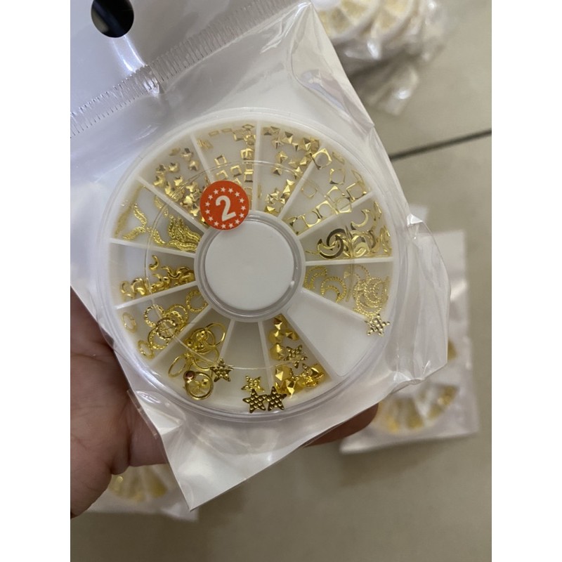 Charm kim loại đính đá trang trí móng siêu xinh.