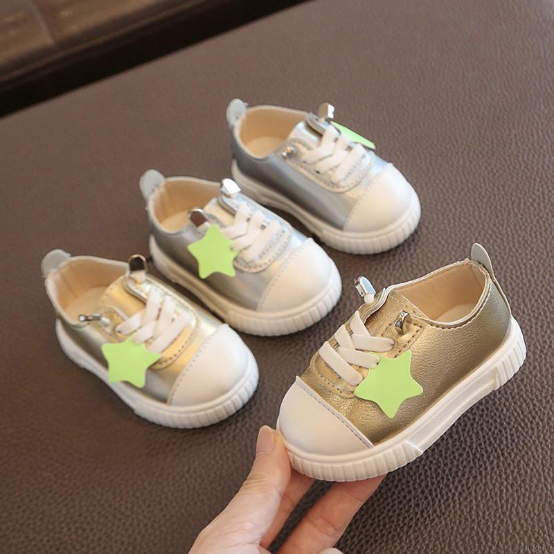 Giày thể thao in chữ dễ thương cho bé