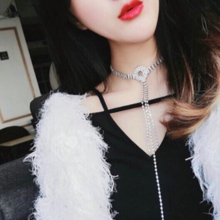 Choker Khoen Tròn Thanh Rơi Tua Rua Đính Đá Nạm Mặt Lấp Lánh Phối Áo Dây, Áo Hở Vai Các Kiểu Nổi Bật Đa Phong Cách Savvy
