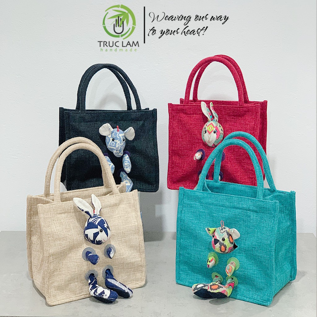 Túi Đeo Chéo Xách Tay Dáng Hộp Vải Gai Mỏng Có Gắn Hình Thú Nhồi Bông - Trúc Lâm Handmade