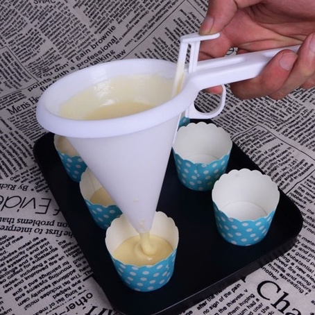 Phụ kiện phễu Walfos có tay cầm dùng để bắt kem/bơ/socola tiện dụng