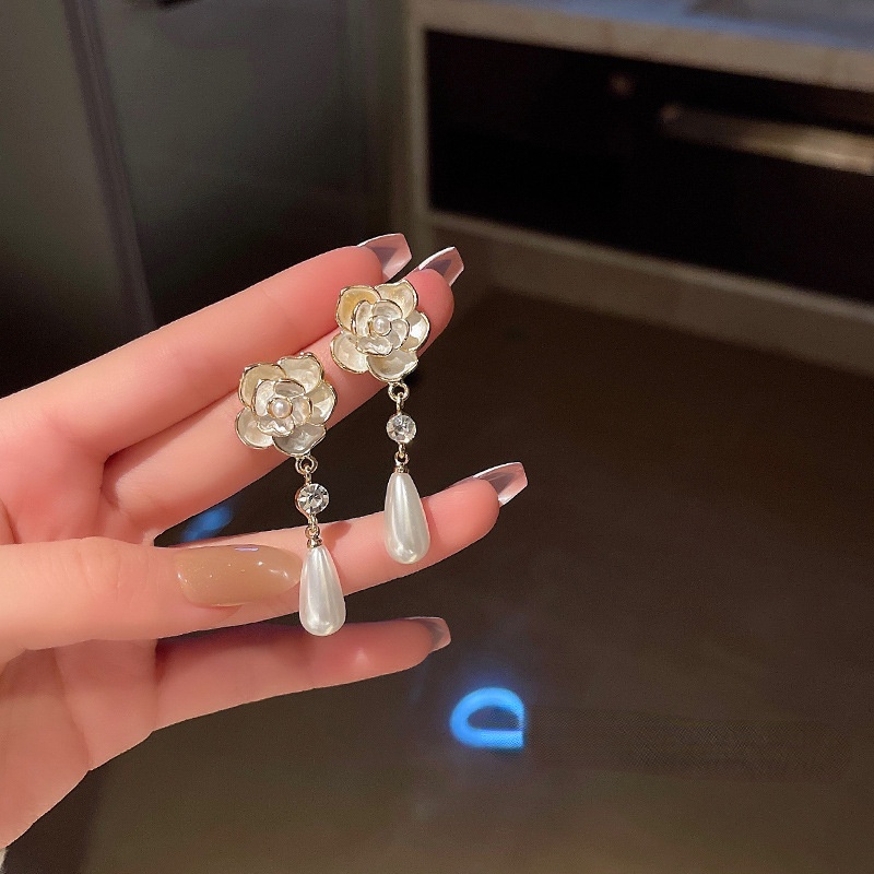 Hoa Tai Dáng Dài Hình Hoa Trà Đính Ngọc Trai Sang Trọng Phong Cách Retro