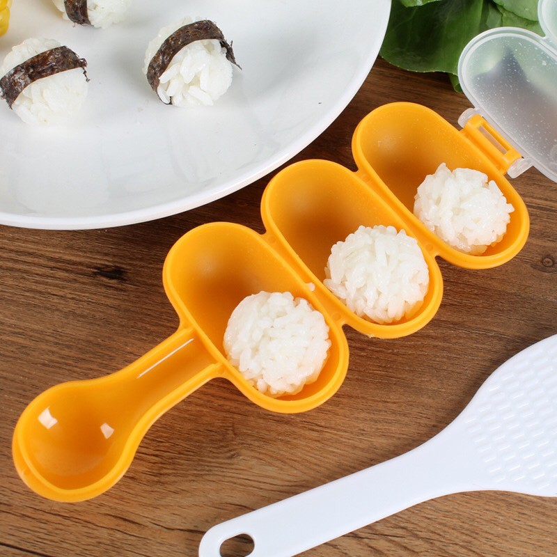 Bộ Khuôn Lắc Cơm Tạo Hình Cơm Nắm Cho Bé Tặng Kèm Thìa Xới Cơm.