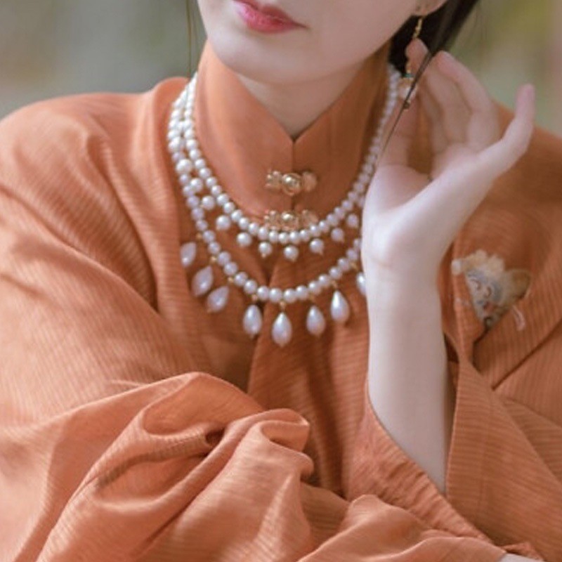 Dây chuyền ngọc đeo cổ hán phục