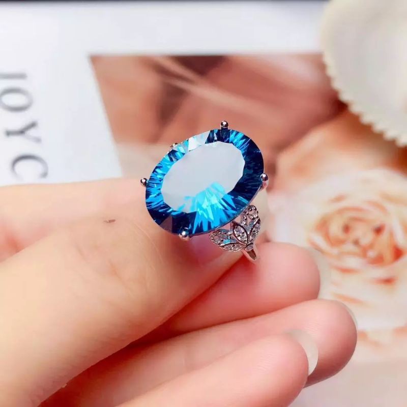 Nhẫn mặt đá Topaz xanh nhẹ.