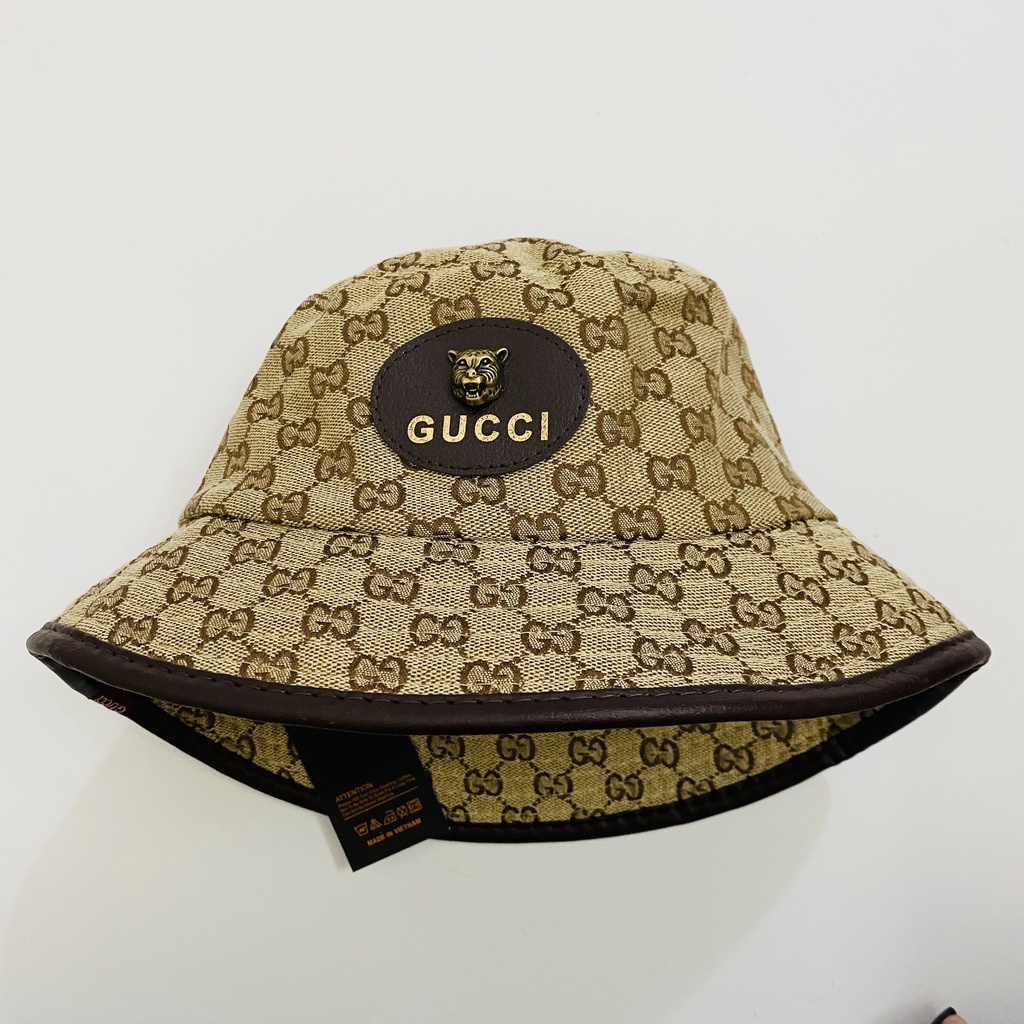 Nón bucket nữ, mũ bucket phối da sành điệu, huy hiệu sang chảnh