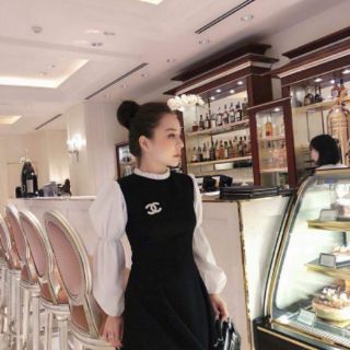 Váy đen phối tay trắng kèm tag