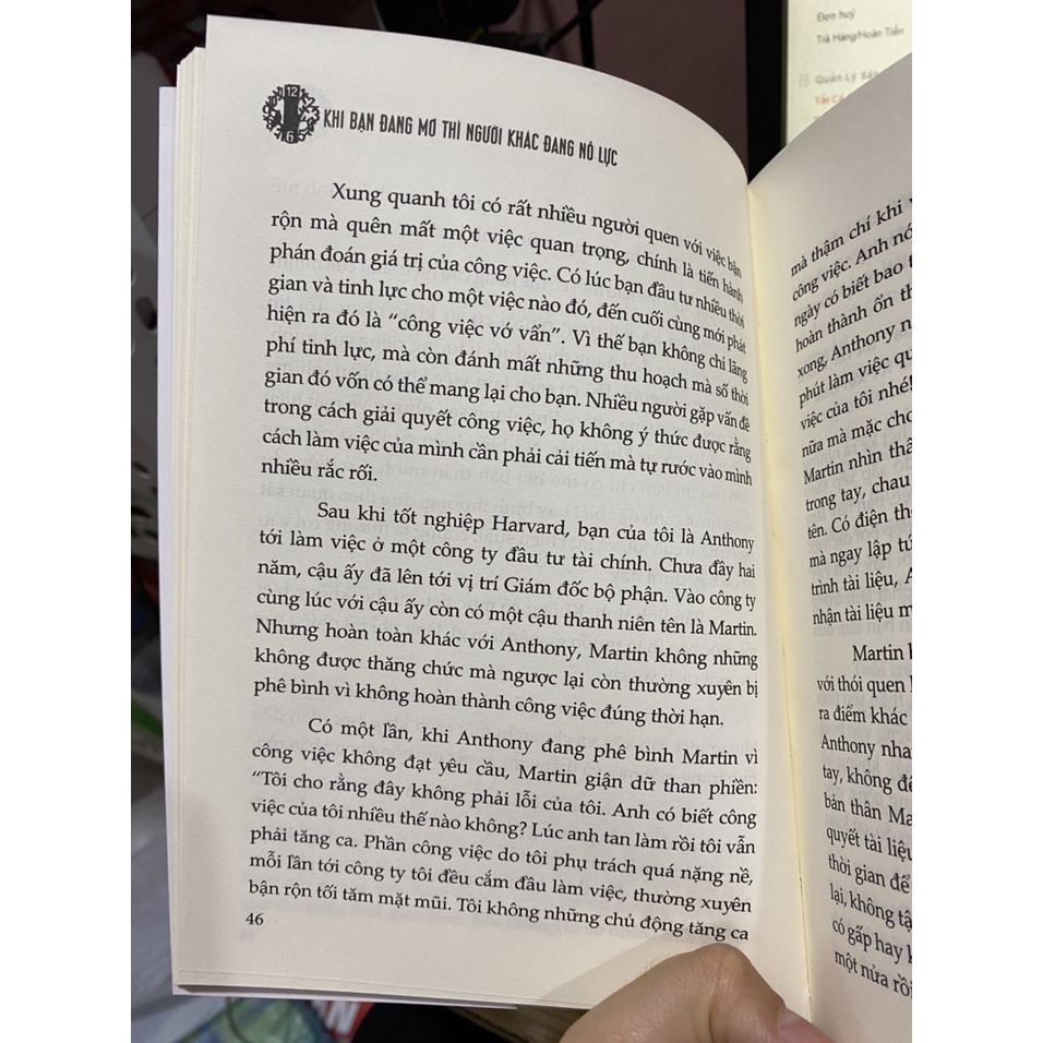Sách - Khi bạn đang mơ thì người khác đang nỗ lực ( Minh Long )