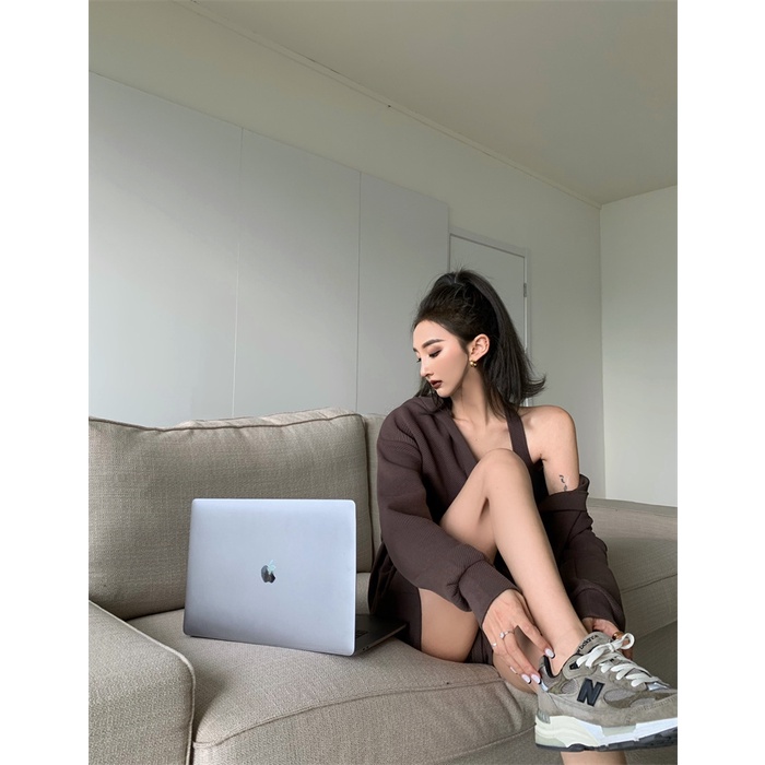 Áo hoodie cổ chữ V dáng rộng/ Áo hai dây/ Quần đùi lưng cao phong cách retro