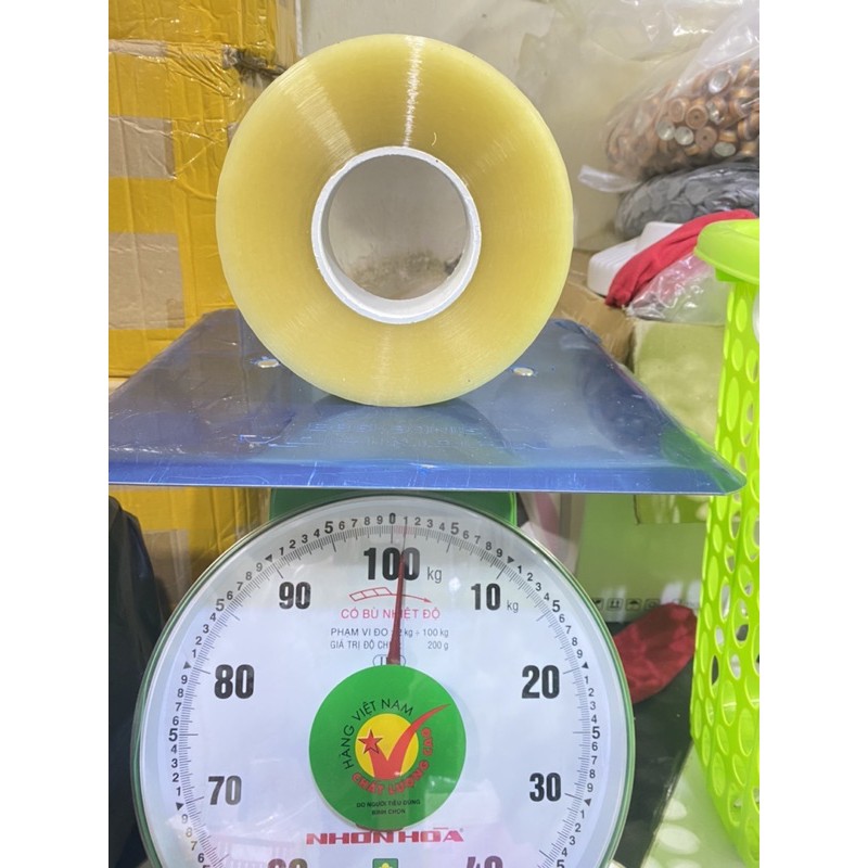 Băng dính cuộn 1kg lõi mỏng trắng và vàng