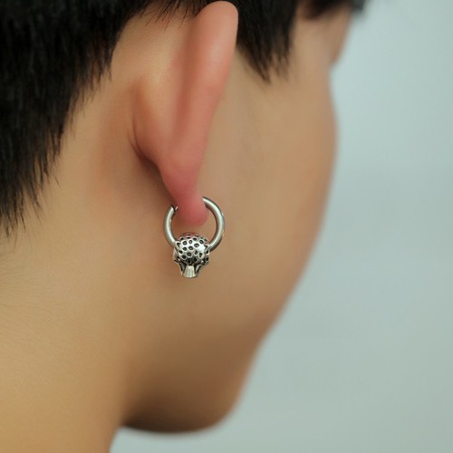 Bông Tai Nam Khoen Tròn Hình Con Báo Titan Ko Đen TT 3036