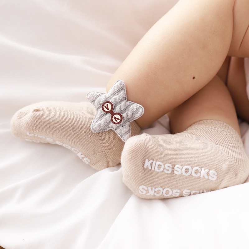 Set 3 Đôi Vớ Cotton Thoáng Khí Chống Trượt Họa Tiết Hoạt Hình Dễ Thương Cho Bé