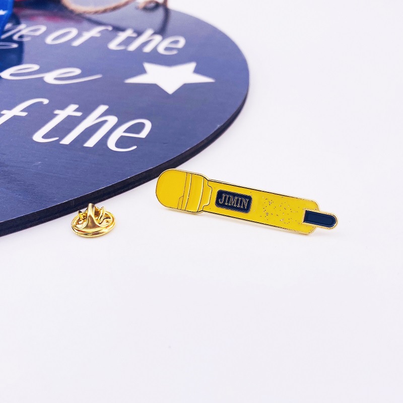 Ghim Cài Áo Hình Micro Của BTS