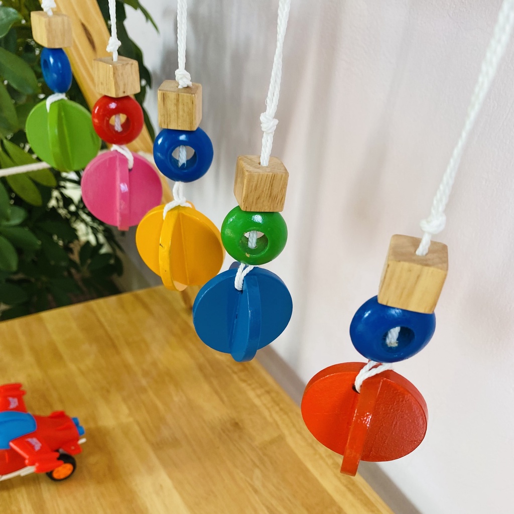 Đồ chơi treo kệ chữ A, đồ chơi bóng múi gỗ rèn kĩ năng thị giác vận động cho bé