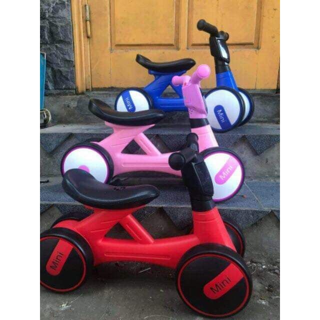 Xe chòi chân, xe thăng bằng cho bé dưới 3 tuổi có đèn, có nhạc