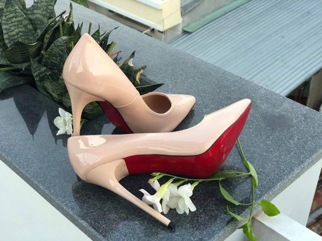 Cao gót nhọn đế đỏ màu nude da bóng 11-12p | BigBuy360 - bigbuy360.vn