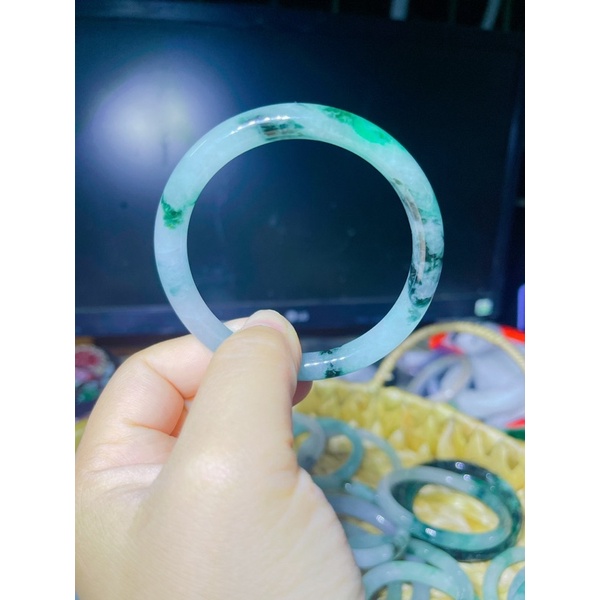 Vòng tay bản liền jadeite bản tròn đẹp